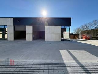 Brand new SME unit with an area of 231 m² is part of the project MEERSBLOEM - MELDEN’ along the Scheldt and is fantastically located barely 1 km from the N60.<br /><br />The shell storage area with a clear height of 6 m is accessible via an automatic sectional door with separate entrance door.<br />Large windows on the front façade make this unit perfect for setting up an office space, both on the ground floor and on the first floor.<br />The insulated shed features a skylight and durable poly concrete floor. The site is spacious, with ample parking and manoeuvring space on the paved site, double access and communal bicycle storage.<br /><br /><br />Contact PANORAMA B2B for additional (technical) information, plans or a no-obligation site visit 0477 02 09 02.