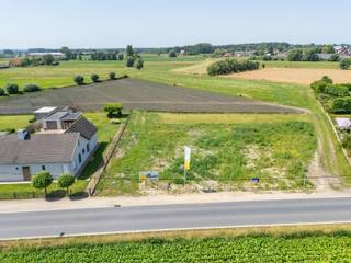 Op dit ruime villaperceel van 716m² krijg je alle vrijheid om jouw ideale thuis te realiseren. Dankzij de flexibele stedenbouwkundige voorschriften, met mogelijkheden voor één of twee bouwlagen en een vlak of hellend dak, ontwerp je een woning die perfect aansluit bij jouw woonwensen.
Hier bouw je geen standaardwoning, maar een thuis die volledig afgestemd is op jouw manier van leven. Samen met Hyboma werk je een woning op maat uit, in de stijl die bij jou past en met de vrijheid om een eigen architect te kiezen.
Dankzij de huidige energienormen en duurzame bouwtechnieken woon je comfortabel, toekomstgericht en energiezuinig.
In de Oude Wijnendalestraat in Torhout woon je rustig, met alle voorzieningen binnen handbereik.
Je woont omgeven door groen met een open zicht op de velden en vlak bij het Kasteel d’Aertrycke.
Zie jij jezelf hier al wonen? Contacteer nieuwbouwadviseur Kristof voor meer informatie of maak een afspraak om de mogelijkheden van deze villapercelen te ontdekken