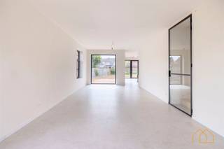 <p>Deze ruime nieuwbouwwoning met 3 slaapkamers, en een zolder van 45m² die afgewerkt kan worden tot een grote slaapkamer, is voorzien van alle moderne technieken zoals domotica, ventilatie, vloerverwarming. Afgewerkt met houtaccenten, zwart buitenschrijnwerk en een stalen deur in de living, heeft de woning een landelijke uitstraling. De uitstraling wordt versterkt door de perceelbreedte van 15m.</p><br /><p>De keuken wordt momenteel nog geplaatst. De woning wordt schilder-klaar afgeleverd. De tuin wordt aangevuld en gelijk getrokken. Buitenafwerking is niet in de prijs inbegrepen. Aanleg terras en klinkers wordt optioneel aangeboden voor €6.000+BTW</p><br /><p>Bewoonbare oppervlakte:<br />Glv: +/-80m²<br />1°: +/-60m²<br />2e: +/-46m² <br />Totaal: +/-180m²</p><br /><p>De woning ligt op een boogscheut van de markt van Veerle - Laakdal; Winkels, scholen en bossen zijn steeds vlakbij.</p><br /><p>De voorgestelde prijs is exclusief belastingen en registratierechten. <br />12% reg op grond twv €120.000=€14.400<br />21%BTW op constructie twv €269.000=€56.490<br />De prijs inclusief BTW en registratierechten bedraagt €459.890,-</p><br /><p>Wil jij meer weten over deze woning? Aarzel dan niet om ons kantoor te contacteren.</p><br /><p>Heb je zelf een woning die je wil verkopen of verhuren? Nxxt Vastgoed neemt graag de tijd voor een gesprek. <br />We bekijken de mogelijkheden die jouw pand biedt, en koppelen die aan jouw noden en wensen. <br />Samen maken we van jouw vastgoeddroom een Succesvolle Nxxt Step.</p><p></p>