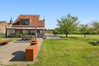 <p>Rustig gelegen gezinswoning met ruime tuin en terras, aan de voet van de Kluisberg, in een groene en landelijke omgeving met vlotte bereikbaarheid. Avelgem ligt op slechts 10 minuten, Ronse op 15 minuten en Doornik op 25 minuten, wat deze woning ideaal maakt voor wie rustig wil wonen met alle voorzieningen binnen handbereik.<br /><br />De woning verwelkomt u via een inkomhal met vestiaire en biedt op het gelijkvloers een vernieuwde, volledig geïnstalleerde keuken, een lichtrijke woonkamer in L-vorm met gezellige houtkachel, een apart toilet, een praktische douchekamer en een grote veranda met zicht op de tuin. Op de eerste verdieping bevindt zich de nachthal met een nieuwe badkamer aansluitend op de slaapkamer en dressing, een tweede slaapkamer en een derde slaapkamer met twee extra ruimtes die flexibel kunnen worden ingericht als bureau, speelkamer of extra bergruimte.<br /><br />Buiten geniet u van een ruime tuin met terras, ideaal voor gezinnen en tuinliefhebbers. De losstaande bijbouw wordt momenteel gebruikt als berging, maar kan eenvoudig worden omgevormd tot garage.<br /><br />Meer info of plan je bezoek: wim@immobeguin.be<br />Te koop via Immo Beguin, uw vastgoedexpert sinds 2009, met kantoren in Ronse, Waregem, Kortrijk, Deinze, Doornik en Lessen.</p>