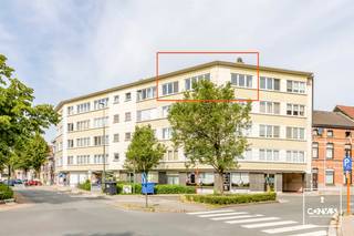 Dit <strong>lichtrijk appartement</strong>, op de vierde verdieping, kijkt uit op het <strong>Dracunaplein </strong>en ligt nabij het Van Beverenplein te Gent. De locatie heeft een <strong>uitstekende mobiliteit</strong> door het openbaar vervoer en dankzij de fietsstraten staat u veilig op uw bestemming. Ook de binnenring van Gent en de N9 zorgen voor een vlotte verbinding. Er zijn verschillende scholen, recreatiemogelijkheden en buurtwinkels nabij. <br /><br />U komt het appartement binnen in de <strong>ruime privatieve inkomhal</strong> die toegang geeft tot de keuken, <strong>de twee slaapkamers</strong>, de badkamer, een apart toilet, <strong>de lichtrijke leefruimte</strong> en een aparte berging. Op het balkon dat grenst aan de keuken en slaapkamer is het ’s avonds zalig vertoeven. Het appartement werd uitgerust met een branddeur en videofoon<br /><br />Bent u opzoek naar een <strong>ruim penthouse nabij Gent centrum</strong>? Dan is dit appartement iets voor u. Aarzel niet Olivier te contacteren voor meer info via het emailadres <strong>olivier@convas.be</strong> of het contactformulier.<br />