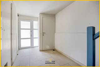 <strong>Immo Van Middelem verkoopt deze goed onderhouden, instapklare bel-etage gezinswoning met 3 slaapkamers, een garage en tuin op een perceel van +/- 1a70ca.</strong><br /><br />Ze is gelegen in een heel rustige en kindvriendelijke wijk te Dilbeek, met een uitstekende bereikbaarheid: nabijgelegen winkels zoals Carrefour en Westland Shopping, een vlotte bereikbaarheid met het openbaar vervoer (De Lijn), en gemakkelijke toegang tot belangrijke verbindingswegen. Ook de kinderboerderij 'Het Neerhof' bevindt zich op wandelafstand.<br /><br />De indeling is als volgt:<br />- GELIJKVLOERS: inkomhal, WC, garage met berging en wasplaats, toegang tot de tuin;<br />- 1e VERDIEPING: hal, woonkamer (eetplaats en salon) en open keuken met toegang tot terras;<br />- 2e VERDIEPING: nachthal, badkamer met WC, 3 slaapkamers waarvan 1 met dressing; <br /><br />Betonnen welfsels. <br />Centrale verwarming op gas.<br />Elektriciteit conform tot 2042!<br />EPC: 175 kwh/m².jaar - label B (UC: 3576959).<br />Vrij bij akte.<br /><br />Ze is gelegen in een heel rustige en kindvriendelijke wijk te Dilbeek, met een uitstekende bereikbaarheid: nabijgelegen winkels zoals Carrefour en Westland Shopping, een vlotte bereikbaarheid met het openbaar vervoer (De Lijn), en gemakkelijke toegang tot belangrijke verbindingswegen. Ook de kinderboerderij 'Het Neerhof' bevindt zich op wandelafstand.<br /><br />De indeling is als volgt:<br />- GELIJKVLOERS: inkomhal, WC, garage met berging en wasplaats, toegang tot de tuin;<br />- 1e VERDIEPING: hal, woonkamer (eetplaats en salon) en open keuken met toegang tot terras;<br />- 2e VERDIEPING: nachthal, badkamer met WC, 3 slaapkamers waarvan 1 met dressing; <br /><br />Betonnen welfsels. <br />Centrale verwarming op gas.<br />Elektriciteit conform tot 2042!<br />EPC: 175 kwh/m².jaar - label B (UC: 3576959).<br />Vrij bij akte.