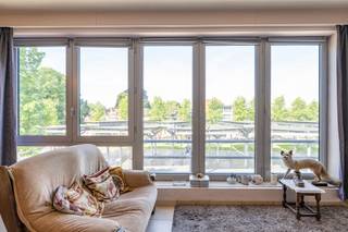 <p>Centraal gelegen appartement in hartje Mortsel, recht tegenover het Marktplein. Alle faciliteiten bevinden zich op wandelafstand: winkels, horeca, openbaar vervoer (tram, bus en trein), scholen en supermarkten. Een ideale locatie voor wie comfortabel en centraal wil wonen.<br /><br /><strong>INDELING</strong><br />Inkomhal met apart gastentoilet.<br />Leefruimte en open keuken (35m², incl. Siemens afwasmachine, koelkast en diepvries) – veel lichtinval dankzij zuidwestelijke oriëntatie en grote raampartijen.<br />Terras aan de voorzijde met open zicht op het Marktplein.<br />Grote slaapkamer aan de rustige achterzijde (20m²).<br />Aansluitende dressing/berging – mogelijkheid tot creëren van tweede slaapkamer.<br />Badkamer met bad/douche, lavabo en wasmachine.<br />Extra berging.<br /><br /><strong>BIJZONDERHEDEN<br /></strong>- Verwarming op gas (nieuwe Bosch condensatieketel).<br />- Airco in de leefruimte.<br />- Optioneel: garagebox aan te kopen in de Sint-Benedictusstraat 124B (garage nr. 20) aan € 28.000<br /><br /><strong>POSITIEVE ASPECTEN<br /></strong>- Centrale ligging met zicht op het Marktplein<br />- Veel lichtinval dankzij zuidwestoriëntatie<br />- Potentieel tot tweede slaapkamer</p>
<p>Wenst u een bezoek in te plannen of meer info? Neem gerust contact op!</p>