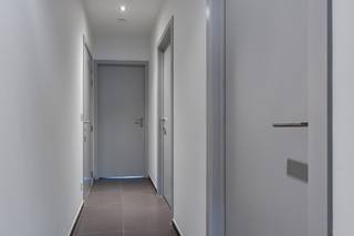 Dit mooie landelijke appartement vinden we terug op de Leopoldlaan in Pelt. Het appartement bevindt zich op het gelijkvloers in een recente blok. <br />Indeling: Inkomhal, slaapkamer, apart toilet, badkamer, ruime woonkamer met open keuken en rechtstreeks toegang tot het terras.<br /><br />Kelder: Staanplaats aanwezig.<br />Buiten: Extra staanplaats aanwezig.<br /><br />Extra:<br /><br />Mooi terras<br />Top ligging<br />Prachtig uitzicht<br /><br />Appartement is momenteel verhuurd voor 750 euro / maand