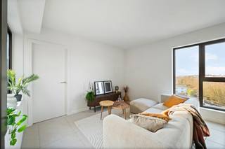 Derniers 6 appartements ! Ce nouveau projet moderne ROOTS est situé au calme avec vue sur la verdure, à distance de marche de la gare et du CENTRE. Agréables terrasses et/ou jardins, pièces de vie lumineuses avec cuisines ouvertes entièrement équipées, finition complète et quasi prêt à être livré. Emplacements de parking souterrains et caves disponibles. Quasi neutre en énergie (max E30) : chauffage au sol prévu.<br />Souhaitez-vous visiter l'appartement témoin ? guido@immobeguin.be