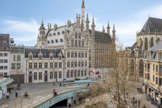 Ontdek dit instapklare appartement van ca. 90 m², ideaal gelegen in het bruisende hart van Leuven, met een uniek zicht op de iconische Grote Markt...