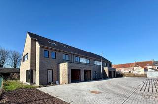 <p>Jouw ideale thuis, in onze nieuwe verkaveling met nog 9 energiezuinige woningen.<br /><br />Prijzen vanaf 317.000€ (excl. kosten) - 352.000€ (excl. kosten). Grond oppervlakte vanaf 139m2 - 364m2. <br /><br />Voor elk budget &amp; elke smaak bieden wij keuze uit 5 unieke bouwstijlen, van halfopen tot gesloten bebouwing en van 1 tot 2 bouwlagen.<br />Bijzondere aandacht gaat uit naar een veilige, groene en rustige leefomgeving.<br /><br />Bepaal zelf de finishing touch van jouw droomhuis, met inspraak in de afwerking.<br /><br />Ervaar de mogelijkheden in onze modelwoning, beschikbaar na afspraak.<br /><br />Geniet van een groene toekomst met voorzieningen zoals een warmtepomp en zonnepanelen.<br />Dit is jouw kans om te wonen op een plek waar stijl, inspraak en duurzaamheid samenkomen. Welkom in jouw toekomstige thuis!<br /><br />Meer informatie? <br />Info@yess-vastgoed.be - 050 / 33 59 03</p>