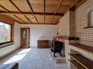 <p><span>immo Talenco verkoopt te Neerveldstraat 26 – 1745 Opwijk deze grotendeels gerenoveerde eengezinswoning van het type open bebouwing op een perceeloppervlakte van 6 are 20 ca, op een rustige locatie. Dit pand omvat onder meer een aparte zithoek (mogelijks gelijkvloerse slaapkamer daar deze volledig gescheiden is van de leefruimte), een gezellige woonkamer voorzien van een allesbrander met een open volledig geïnstalleerde keuken met ontbijthoek., een gelijkvloerse volledig ingerichte badkamer met ligbad, douche, dubbele wastafel in meubel, 2 ruime slaapkamers op de eerste verdieping, een garage met een aanpalende berging, een tuinberging/werkplaats van ± 36 m² en een aan te leggen tuin op het zuiden. De eigendom biedt tevens parkeermogelijkheid voor meerdere wagens. </span></p><p><span> </span></p><p><span>Renovatie applicatie:</span></p><p><span><span>https://web.setle.app/nl-be/estates/200a5f23-eba3-4666-91e6-ca0ac4b8af60/renovation</span></span></p><p><span> </span></p><p><span>Kelderruimte van 8,4 m² </span></p><p><span> </span></p><p><span>Gelijkvloers:<br /></span><span>Een ruime inkomhal met trappenhal naar de verdieping,</span><span> </span><span>een voorplaats aan de straatkant die kan ingericht worden als gelijkvloerse slaapkamer, een gezellige leefruimte met houtkachel en een volledig ingerichte open keuken met ontbijthoek, een gelijkvloerse geïnstalleerde badkamer voorzien van een dubbele wastafel in een meubel met spiegel – kolomkasten – een ligbad - een aparte douchecel – aansluitingen wasvoorzieningen (wasmachine /droogkast), een aanpalende garage met opbergruimte en een aan te leggen tuin met een tuinhuis van 36 m².</span></p><p><span> </span></p><p><span>Eerste verdieping:</span></p><p><span>Een nachthal, 2 ruime slaapkamers van ± 15,60 m² en ± 16.50 m²</span></p><p><span> </span></p><p><span>Algemene kenmerken:</span></p><p><span>Asbestattest aanwezig referentie: 20230220-000526.000<br />Binnenschrijnwerk: houten binnendeuren en trap voorzien van glas-in-lood ramen<br />Bouwjaar: 1948<br />Bodemattest OVAM: blanco - geen verontreiniging<br />Buitenschrijnwerk: grotendeels PVC – ramen/een paar houten ramen voorzien van dubbele beglazing HR glas - rolluiken in PVC (deels elektrisch bediend) – automatische sectionaalpoort <br />Bruikbare oppervlakte: </span><span>± 144 m²</span><span><br />C.V. aardgas – Vaillant Eco Tec Plus- condensatieketel – houtkachels – geen verwarmingselementen in de slaapvertrekken - radiatoren met thermostatische kranen – houtkachels – type allesbranders<br />EPC certificaatnummer 20240122-0003107803-RES-1 – 761 kWh/m² jaar – label F<br />G-score: A - P-score: A<br />Gevelafwerking te voorzien ter hoogte van de zijgevels en de achtergevel<br />(sierpleister/gevelbekleding) - Gevelbreedte: ± 4 m 80<br />Gewestinfo: woongebied met landelijk karakter<br />Kadastrale gegevens: Opwijk 1 Ad 23060 B0746/00T000<br />Kadastraal inkomen: +/- € 1060,00 - Kadastrale oppervlakte perceel: </span><span>±</span><span>  6 are 20 ca<br />Nutsvoorzieningen: aangesloten op de openbare nutsvoorzieningen<br />(water-elektriciteit-aardgas-rioleringsnetwerk) <br />Oriëntatie achtergevel: zuid<br />PV EI (elektrische installatie niet conform AREI) Rapportnr. RAP.1232.012.8762218.REV0<br /></span><span>Renovatieverplichting:</span><span> dit pand is onderworpen aan de renovatieplicht </span><span>van de Vlaamse overheid voor residentiële gebouwen (behoudens bij sloop binnen de 5 jaar na de aankoop). Consulteer voor meer informatie de website van het Vlaams Energie- en Klimaatagentschap via </span><span><span>https://www.vlaanderen.be/een-huis-of-appartement-kopen/renovatieverplichting-voor-residentiele-gebouwen</span></span><span><br /></span><span>Vloerplaat gelijkvloers betonplaat - stevige houten tussenvloer<br />Warmwaterproductie: gekoppeld aan ruimteverwarming – capaciteit XL – A-klasse </span></p><p><span>Bezoeken: na afspraak – contactpersoon: Ilona Bewaert </span><span> </span><span>– tel. 0496/22.02.66 – </span><span><span>www.immotalenco.com</span></span><span> - </span><span><span>info@immotalenco.com</span></span></p><p><span> </span></p><p><span> </span></p>