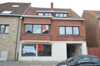 TE RENOVEREN ruim woonhuis met pakhuis/loods en met uitweg achteraan uitgevend op de nieuwe toekomstige verkaveling. <br /><br />Indeling: <br /><br />*Gelijkvloers: <br />zeer groot pakhuis met inrijpoort en winkel vooraan aan de straatzijde met ook uitweg achteraan in de zijstraat.<br /><br />* Twee duplex-appartementen bestaande uit telkens een woonkamer, open ingerichte keuken, apart toilet, badkamer en 1 of 2 slaapkamers. EPC: 390 (D-label) en 798 (F-label).