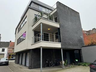 Kraaknet ruim appartement(±100m²) rustig gelegen aan de achterkant van het gebouw en op wandelafstand van Grote Markt. Groot, zonnig terras!...