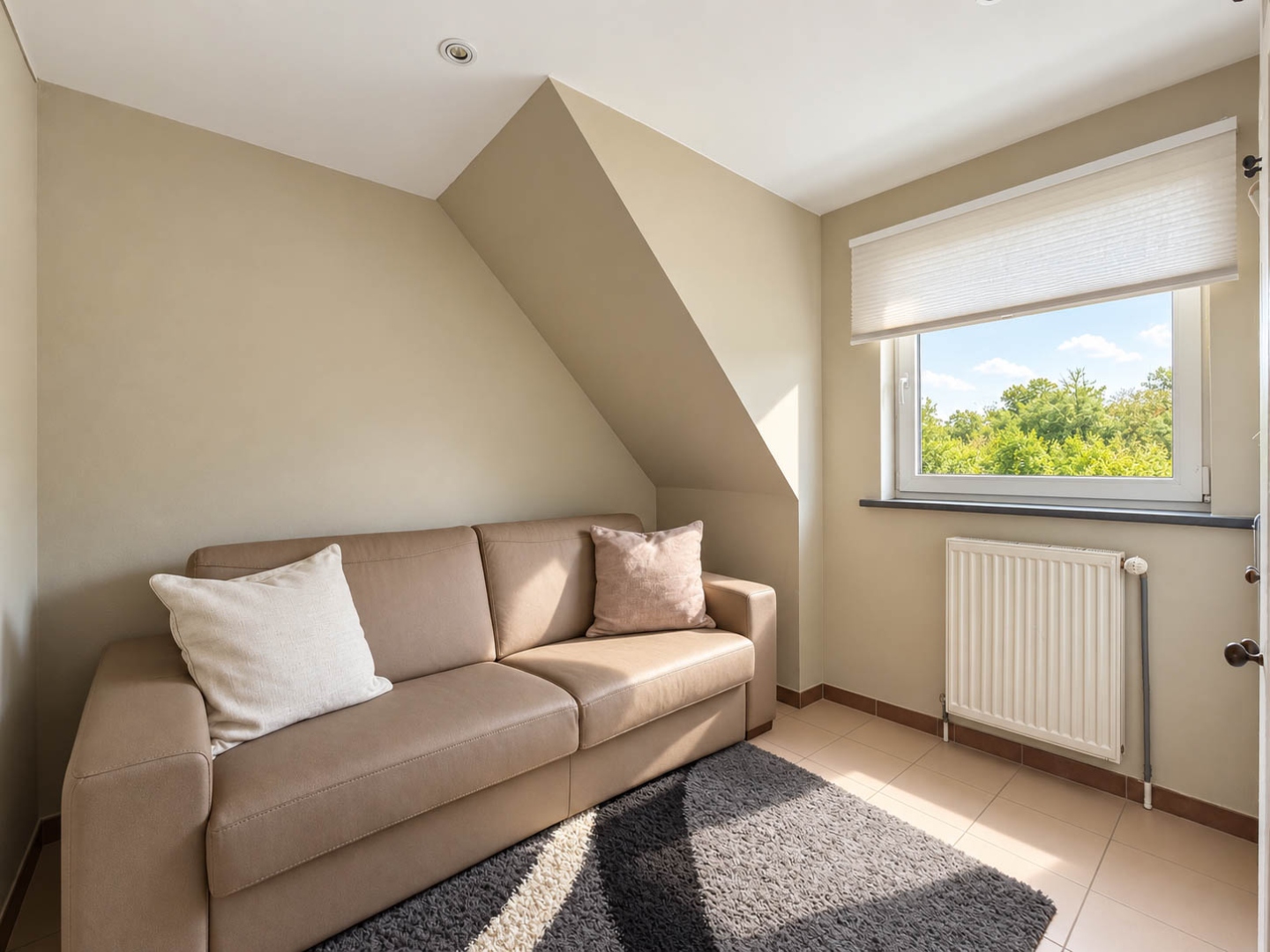 Te koop, 2-slaapkamerappartement met autostaanplaats op centrale ligging te Merelbeke! - foto 5