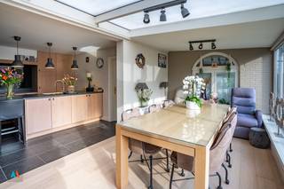Bent u op zoek naar een instapklare, vrijstaande woning met veel ruimte, comfort en een grote tuin? Deze charmante open bebouwing in...