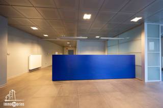 In deze landelijke grensgemeente ligt dit gelijkvloerse kantoor op een hoeklocatie, met direct parkeermogelijkheden in de straat. Dankzij de...