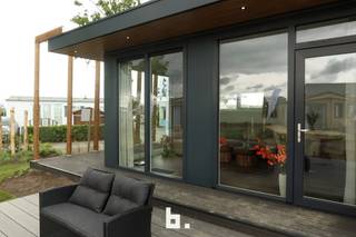 Nieuwe chalet (type Luxury) op topligging vlak aan zee te Wenduine met mooie living met aansluitend terras, open ingerichte keuken,...
