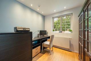 Maison de campagne parfaitement entretenue et prête à l'emploi au bord du canal Schoten. * Rez-de-chaussée : hall d'entrée en pierre naturelle avec...