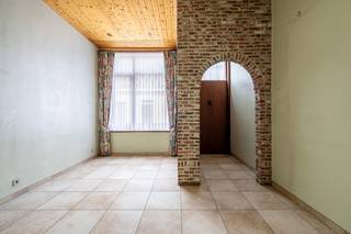 Bent u op zoek naar een <strong>woning met veel ruimte</strong> die u volledig <strong>naar eigen smaak kan renoveren</strong>? Dan is deze eigendom zeker een bezoek waard.<br />Dankzij de <strong>plafondhoogte van circa 3,30</strong> <strong>meter</strong> en de <strong>grote ruimtes</strong> geniet de woning van <strong>een bijzonder open gevoel</strong>.<br /><br /><strong>Mogelijkheid tot bouwen van carport of garage achteraan het perceel die uitgeeft op de Sint-Amandstraat.</strong><br /><br /><strong>Het gelijkvloers</strong> omvat een inkomhal, voorkamer, woonkamer, keuken, berging en badkamer. De grote poortdoorgang met aansluitende opslagruimte kan bovendien ingericht worden als algemene inkom.<br /><strong>Op de eerste en tweede verdieping</strong> bevinden zich telkens een nachthal en drie ruime kamers. Daarboven is nog een <strong>ruime zolder </strong>aanwezig.<br /><br />De woning maakt deel uit van <strong>een voormalig kloostercomplex</strong> en dient <strong>volledig gerenoveerd te worden</strong>. Dankzij de <strong>uitzonderlijke volumes</strong>, <strong>zes ruime kamers</strong> en de <strong>vele mogelijkheden</strong> vormt dit een<strong> interessante opportuniteit</strong> voor wie op zoek is naar <strong>een renovatieproject</strong> met potentieel.<br /><br />Naast een renovatie als ééngezinswoning biedt het pand <strong>ook mogelijkheden als tweewoonst</strong>, met een afzonderlijke woongelegenheid <strong>op het gelijkvloers en wonen op de bovenliggende verdiepingen</strong>. Ook <strong>een verdere opsplitsing in afzonderlijke woonentiteiten behoort tot de mogelijkheden</strong>, steeds onder voorbehoud van de nodige vergunningen.<br /><br />Contacteer Julie via julie@immo-casa.be of 0493/19 85 97 voor meer informatie of een bezoek ter plaatse.