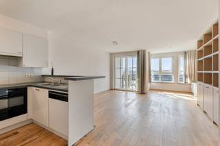 Dit aangename appartement te koop met twee volwaardige slaapkamers is gelegen op de tweede verdieping van de residentie "Eye of the Wind", een hedendaagse residentie uit 2003 op een uitstekende ligging in Zeebrugge. Dankzij de ligging aan de jachthaven geniet u hier van een aangenaam uitzicht en een mooie combinatie van rust, licht en maritieme sfeer.<br /><br />De lichtrijke leefruimte vormt het hart van het appartement en sluit naadloos aan op de open keuken. Vanuit de leefruimte heeft u rechtstreeks toegang tot het zonnige terras, waar u heerlijk kunt genieten van het zicht op de jachthaven en de omgeving. De twee volwaardige slaapkamers bieden voldoende ruimte en comfort voor zowel permanente bewoning als een tweede verblijf aan de Belgische kust.<br /><br />Het appartement beschikt daarnaast over een privatieve kelderberging, ideaal voor extra opslagruimte. Voor wie op zoek is naar bijkomend comfort en parkeergelegenheid, bestaat er bovendien de mogelijkheid om een afgesloten garagebox binnen de residentie aan te kopen.<br /><br />Indeling: <br />- inkomhall<br />- lichtrijke leefruimte met zit- en eetplaats<br />- zuidgericht terras met zicht op jachthaven<br />- open keuken<br />- berging<br />- 2 volwaardige slaapkamers<br />- gastentoilet<br />- badkamer met douchebad en wastafel <br /><br />Mooi aanbod voor wie op zoek is naar een appartement met 2 slaapkamers aan de jachthaven van Zeebrugge. <br /><br />Wenst u meer informatie of bezoek? <br />Neem dan zeker contact op met de dossierbeheerder Arne Vandierendonck via 0493 25 35 85 of arne.vandierendonck@dewaele.com <br /><br /><br /><br />Bestuursmaatregelen in het maatregelenregister: nee