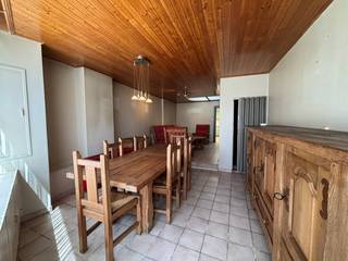 Centraal gelegen  te moderniseren huisje met 2 slaapkamers , overdekt terrasje en klein ateliertje.