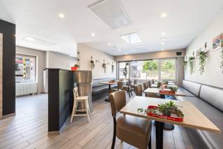 Totale prijs: €450.000 (vastgoed € 375.000 + handelsfonds € 75.000)<br /><br />Op zoek naar een unieke combinatie van <strong>wonen en ondernemen met een interessant rendementspotentieel</strong>? Dit pand omvat een sterk groeiende frituur op het gelijkvloers en een bovenliggend duplexappartement, elk met een <strong>volledig afzonderlijke ingang</strong>. De eigenaars staan open voor overleg indien de koper uitsluitend het gelijkvloers wenst aan te kopen, in combinatie met de afzonderlijke overname van het handelsfonds van de frituur, en het gebouw wenst op te splitsen.<br /><br />De frituur beschikt over een ruimte waar klanten ter plaatse kunnen eten, een volledig ingerichte bakruimte en een aparte keuken met kookfornuis op gas. Daarnaast is er een afzonderlijke berging met koelcel, diepvries en stockage.<br /><br />De aankoop van het vastgoed is gekoppeld aan de afzonderlijke overname van de handelszaak die mede de aanwezige inboedel (eettafels, stoelen, friteuse, koeltoog, kassa, keukenmateriaal, koelcel, diepvries) en horeca-uitrusting omvat. Hierdoor kan de zaak na overname meteen verder worden uitgebaat. De overname is niet inbegrepen in de vraagprijs van het vastgoed en gebeurt tegen een overnameprijs, zoals eerder vermeld in de advertentie.<br /><br />Het <strong>duplexappartement</strong> beschikt beschikt over een ruime leefruimte, volledig geïnstalleerde keuken, twee slaapkamers, vernieuwde badkamer en twee terrassen.<br /><br /><strong>EPC:</strong> handelsruimte label D – appartement label C (278 kWh/m²/jaar).<br /><br /><strong>Interesse?</strong> Voor meer informatie over de overname, de overnamevoorwaarden of bezoek ter plaatse, contacteer ons vandaag nog via <strong>living@era.be</strong> of <strong>053 41 40 25!</strong>
