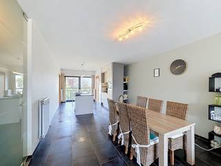 Ce bel appartement est situé au deuxième étage de la résidence « De Fonderie ». L'emplacement est calme mais très central, à quelques pas, entre autres, de la Grote Markt, du port et de divers magasins.<br /><br />MISE EN PAGE<br />Étage +2 :<br />- Hall d'entrée avec vestiaire et toilettes séparées <br />- Espace de vie avec accès à la terrasse exposée au soleil <br />- Cuisine équipée avec rangement séparé<br />- 2 chambres <br />- Salle de bain<br /><br />Étage -1 :<br />- Box de garage souterrain <br />- Rangement privé au sous-sol <br />- Déchetterie commune <br />- Abri à vélos commun <br />- Place de parking supplémentaire pour une deuxième voiture (avec carte de résident).<br /><br />--> Frais de syndic : 50 €/mois<br />--> Ascenseur disponible !<br /><br />Êtes-vous intéressé par cette propriété à louer à Ypres ? Naviguez ensuite sur le site www.dewaele.com, cliquez sur le bouton rouge « Demander une visite » et remplissez le profil du locataire. Ensuite, nous vous contacterons pour une visite.