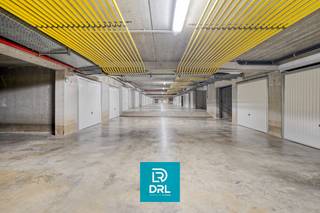 Deze zeer ruime garagebox in Residentie Polderzicht wordt te koop aangeboden. Er is plaats voor een éénpersoonswagen maar ook voor uw fietsen of materiaal.<br /><br />Meer info of bezoek inplannen? DRL Vastgoed, 050 65 95 95 of info@drlvastgoed.be