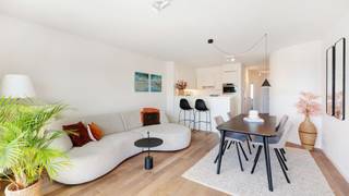 Fantastisch gelegen appartement met een panoramisch open zicht over de jachthaven en de aangemeerde zeilboten van Zeebrugge. Zonder twijfel één van de mooiste locaties aan onze kust en dit in combinatie met een perfecte oriëntatie richting het zuiden. Het appartement beschikt over 2 slaapkamers en een leuk terrasje aan de voorzijde.<br /><br />Bovendien geniet het appartement van een energielabel A en een conforme elektriciteitskeuring.<br />Kortom: volledig instapklaar en mee met de hedendaagse normen.<br /><br />Indeling:<br />Inkomhal met ingebouwde vestiaire en gastentoilet, een sfeervolle woonkamer met een massief parket, een ingerichte open keuken, een verzorgde badkamer en 2 slaapkamers.<br />Private kelderberging inbegrepen in het gebouw.<br /><br />Zonder twijfel een topper in zijn soort.<br /><br />Meer informatie of een vrijblijvend bezoek?<br />Contacteer Sacha Vanrafelghem op GSM 0487/43.79.10.