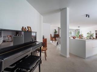 WELDRA TE HUUR: Riant luxe-appartement (127 m²) met groot overdekt terras (23 m²), gelegen aan de groene vesten in de prachtige residentie Lovenhof. Dit moderne appartement combineert ruimte, comfort en energiezuinigheid op een toplocatie, op wandelafstand van het centrum, winkels en andere voorzieningen. Het appartement bevindt zich op de eerste verdieping en biedt een uniek uitzicht op de groene versten van Lier. Dankzij de grote raampartijen baadt het hele appartement in natuurlijk licht. Het volledige appartement is voorzien van vloerverwarming, collectieve zonnepanelen en een uitstekende EPB-score (28), wat resulteert in een bijzonder laag energieverbruik. Via de inkomhal met ingemaakte vestiairekasten kom je in de riante leefruimte van maar liefst 70 m² met een stijlvolle maatkeuken uitgerust met een centraal kookeiland, inductiekookplaat, combi-oven, microgolfoven, koelkast met vriesvak, vaatwasser en talrijke opbergkasten. Vanuit de leefruimte is er directe toegang tot het riante, overdekte terras (23m2) – de ideale plek om te ontspannen met zicht op groen. Het appartement beschikt over een grote slaapkamer (15 m²) en een tweede kamer (9 m²) die perfect dienst kan doen als logeerkamer of bureau met rechtstreekse toegang naar het terras. De badkamer is luxueus ingericht met een ruime inloopdouche met regensproeier, een elegant badkamermeubel met LED-verlichte spiegel, en een tweede toilet. Verder is er een gastentoilet en een aparte berging met aansluitingen voor wasmachine en droogkast. Bij het appartement hoort een private autostaanplaats in de ondergrondse garage én een afgesloten fietsenberging voor twee fietsen. Het gebouw is uitgerust met een lift en volledig rolstoeltoegankelijk. Huurprijs:1350 euro (+ 70 euro gemeenschappelijke kosten). EPB/P.I.D. beschikbaar. Bezichtiging enkel na telefonische afspraak via 0487/759.758.