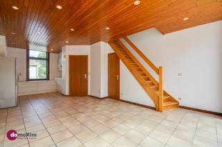 <p><span>Instapklare woning met 2 slaapkamers in Boortmeerbeek</span></p><p><span> </span></p><p><span>Deze woning is centraal gelegen op de verbindingsweg tussen Leuven en Mechelen met scholen, openbaar vervoer en diverse winkels in buurt. Met de ZW-gerichte tuin heb je al meteen al een troef in handen. </span></p><p><span> </span></p><p><span>Via de inkomhal kom je in de woonkamer met aansluitend de volledig vernieuwde keuken. De woonkamer heeft uitzicht op een kleine, aangename patio. Je beschikt op het gelijkvloers nog over een apart toilet.</span></p><p><span> </span></p><p><span>De trap brengt je naar de eerste verdieping met twee slaapkamers & de badkamer. De badkamer is uitgerust met een wastafel, toilet & combinatie bad/douche. De zolder is makkelijk toegankelijk en is ideaal voor extra bergruimte. Ook de kelder kan gebruikt worden als extra opbergruimte. </span></p><p><span> </span></p><p><span>Via de patio achteraan kom je in de ruime wasruimte dewelke uitgeeft op de tuin.</span></p><p><span> </span></p><p><span>Zin om van deze woning jouw nieuwe thuis te maken? Neem vandaag nog contact met ons op voor een bezoek!</span></p><p><span> </span></p><p><span>015 20 36 00 - <span>info@domoxim.be</span></span><span> </span></p><p><span> </span></p><p><span>domoXim. Waar dromen thuis komen!</span></p><p><span> </span></p><p><span>Ook de waarde van je </span><span>eigen </span><span>woning kennen? Wij geven je graag advies.</span></p>