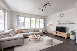 Algemeen <br />In de Sint-Bernadettestraat te Gent bevindt zich dit appartement in een rustige en aangename buurt, op korte afstand van het bruisende stadscentrum. Dankzij de gunstige ligging zijn winkels, horeca, scholen en openbaar vervoer vlot bereikbaar. Dit maakt het appartement bijzonder praktisch voor wie comfortabel wil wonen met een vlotte verbinding naar en in de stad.<br /><br />Indeling <br />Via de inkomhal, die toegang biedt tot de verschillende ruimtes, betreed je het appartement. De ruime leefruimte met grote raampartijen zorgt voor veel natuurlijke lichtinval en vormt het hart van de woning. Aansluitend bevindt zich de uitgeruste keuken, die uitgeeft op het balkon.<br />Verder bereik je via de hal de badkamer, voorzien van een douche, lavabo en aansluiting voor een wasmachine. Het appartement beschikt over een volwaardige slaapkamer met een extra kamer die ideaal kan ingericht worden als dressing, bureauruimte of kinderkamer. <br /><br />Varia<br />Bij het appartement hoor een privatieve berging op de gelijkvloerse verdieping en optioneel kan er een garagebox aangekocht worden van +/- 15 m². <br /><br />Belangrijkste troeven<br />* Rustige ligging<br />* Alles op wandelafstand<br />* Ruime en lichtrijke leefruimte<br />* Mogelijkheid tot aankopen garagebox<br /><br />Interesse in dit appartement? Neem contact met Tim voor een afspraak.<br />📞 0487 40 21 28<br />📧 tim@gentill.be