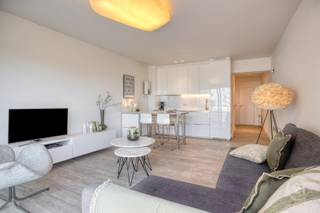 Op zoek naar een verzorgd appartement aan de kust? Dit smaakvol ingerichte appartement geniet van een zijdelings zeezicht en bevindt zich op een uitstekende locatie, op wandelafstand van de zeedijk, de tramhalte en diverse winkels.<br />Het appartement beschikt over een lichtrijke woonkamer met moderne en hedendaagse inrichting, een volledig uitgeruste keuken, een praktische slaaphoek en een badkamer met ligbad en toilet. Dankzij de verzorgde afwerking en instapklare staat is dit de ideale uitvalsbasis voor wie wil genieten van het leven aan zee.<br />Perfect als tweede verblijf of interessante investering aan de Belgische kust.