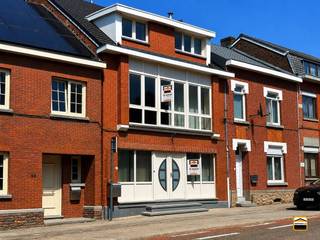 <p><span>Ruime en karaktervolle woning op gunstige locatie in het centrum van Borgloon</span><span><br /><br />Deze gesloten bebouwing is centraal gelegen in het hart van Borgloon en biedt een unieke <br />opportuniteit voor wie op zoek is naar een renovatieproject met tal van mogelijkheden.<br /><br />De woning beschikt over een ruime bewoonbare oppervlakte en telt momenteel vijf volwaardige <br />slaapkamers, met de mogelijkheid om uit te breiden naar zes slaapkamers. Hierdoor is deze <br />eigendom uitermate geschikt voor grote gezinnen, investeerders of wie wonen en werken wenst<br />te combineren.<br /><br />De woning geniet van een aangename indeling met een ruime leefruimte en open keuken, wat <br />zorgt voor een lichtrijke en open sfeer. Aansluitend aan de keuken bevindt zich een praktische <br />berging. Verder is er een aparte eetkamer aanwezig die perfect kan worden ingericht als <br />bureauruimte, ideaal voor wie regelmatig van thuis uit werkt.<br /><br />Op de eerste verdieping bevinden zich 2 slaapkamers en een badkamer, op de tweede verdieping<br />onderscheiden we nog 3 slaapkamers en een berging. <br /><br />Achteraan het perceel bevindt zich een garage met aansluitend een atelier. Deze extra ruimtes <br />bieden tal van mogelijkheden en zijn ideaal voor het uitoefenen van een hobby, het creëren van <br />een werkplaats of het stockeren van materiaal in het kader van een zelfstandige activiteit.<br /><br />Dankzij de centrale ligging geniet u van een vlotte bereikbaarheid en bevinden winkels, scholen <br />en andere voorzieningen zich op wandelafstand. Kortom, een eigendom met veel potentieel voor <br />wie zijn eigen stempel wil drukken en op zoek is naar ruimte, ligging en mogelijkheden.<br /></span><span><br />Wenst U meer informatie over deze woning of een bezichtiging?<br />Contacteer ons via 012 26 22 05 of info@hetimmohuis.be</span></p>