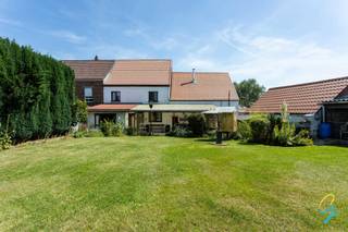 <pre><span>For a viewing or more information, call Saimen at 0470 79 24 20 or email saimen@cornelis-goeman.be.

Located on the outskirts of Geraardsbergen at Hogeweg 206, this well-maintained home is full of character. The property sits on a plot measuring 2,677 m² (26 ares 77 ca).

The house combines authentic charm with a practical layout, offering great potential for families, self-employed professionals, or anyone needing extra storage space. Thanks to the spacious garage and additional outbuildings, there is room for multiple vehicles, a hobby room, a workshop, or storage.

The ground floor layout comprises an entrance hall, a dining room and seating area with an open-plan kitchen, and the bathroom. The first floor features four bedrooms and a landing. Adjacent to the house, there is a spacious storage area and a separate garage.

The location is another major asset. You enjoy easy access to Geraardsbergen town center, shops, schools, and major arterial roads, while also having the peace and greenery of the Flemish Ardennes right on your doorstep.

Are you looking for a home with character, plenty of space, and diverse possibilities? Then this property is certainly worth a visit.</span></pre>