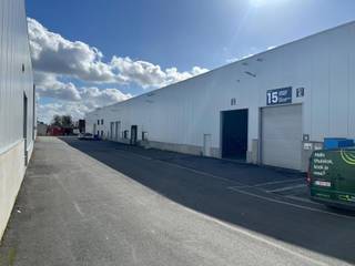 Belangrijkste kenmerken:- 526m² magazijn- 6m vrije hoogte- 1 ruime sectionaalpoort- staalconstructie- polybetonvloer- LED verlichting- mogelijkheid...