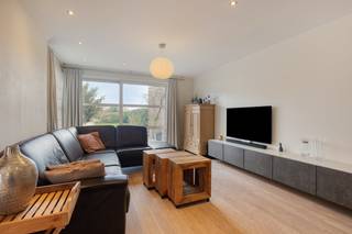 Deze uitzonderlijk goed onderhouden half open bebouwing in Zwijnaarde biedt de perfecte balans tussen rust, comfort en een uitstekende bereikbaarheid.De woning beschikt over een aparte garage, een carport en twee extra parkeerplaatsen op eigen terrein.De tramhalte bevindt zich op wandelafstand, waardoor u in een mum van tijd een rechtstreekse verbinding hebt met het station Gent-Sint-Pieters en het centrum van Gent.Binnen geniet u van een warme, lichtrijke sfeer. Achteraan in de tuin is er een veranda, waar u van de rust en de zon geniet zonder inkijk.De belangrijkste troeven:Uitzonderlijk onderhoud: instapklaar en met zorg bewoond.Topverbinding: directe tramlijn naar Gent-Sint-Pieters en Gent centrum. Ideaal voor pendelaars.Privacy tuin: Genieten in alle rust op uw eigen terras en in de veranda.4 parkeerplaatsen: Aparte garage, carport + 2 privé staanplaatsen voor de deur.De algemene voorwaarden van Dewaele DIY kunt u steeds raadplegen via dewaele.com.Bestuursmaatregelen in het maatregelenregister: in aanvraag