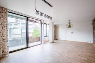 Dit recent gerenoveerde appartement is gelegen in de Plezantstraat te Sint-Niklaas, een centrale locatie op wandelafstand van het stadscentrum, winkels, scholen, openbaar vervoer en het station.<br /><br />Het appartement bevindt zich op de eerste verdieping en beschikt over een bewoonbare oppervlakte van <strong>105 m²</strong>, wat garant staat voor een aangenaam gevoel van ruimte en comfort.<br /><br />U betreedt het appartement via een bijzonder ruime inkomhal met voldoende plaats voor een vestiaire en een <strong>apart gastentoilet</strong>. Van hieruit komt u in de royale en lichtrijke leefruimte, waar grote raampartijen zorgen voor een overvloed aan natuurlijk licht. De <strong>mooie open keuken</strong> sluit naadloos aan op de leefruimte en creëert een gezellige, hedendaagse woonbeleving.<br /><br />Vanuit de leefruimte heeft u toegang tot een <strong>eerste terras</strong>. Het appartement beschikt over <strong>drie volwaardige slaapkamers</strong>, die allen uitgeven op een <strong>tweede zeer ruim terras</strong>.<br /><br />De <strong>stijlvol gerenoveerde badkamer</strong> is uitgerust met een inloopdouche, een dubbel lavabomeubel en aansluiting voor wasmachine.<br /><br />Daarnaast is er een <strong>autostaanplaats en kelderberging</strong> mee aan te kopen aan <strong>€15.000</strong>.<br /><br />Extra troeven:
<ul>
<li>Conforme keuring van de elektrische installatie</li>
<li>EPC-label B</li>
<li>Centrale ligging</li>
</ul>
Heeft u interesse in dit appartement? Neem contact op met emily@claves.be of bel 03 502 98 74. We nodigen u graag uit voor een persoonlijke rondleiding.<br />