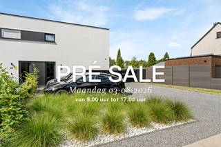 Een Open Huis met Pré Sale houdt in dat er eenmalig een bezoekmoment plaatsvindt op maandag 3 augustus 2026 tussen 9u00 en 17u00 (afspraak maken verplicht) tijdens welke u de woning kan bekijken. Indien u interesse heeft om de woning aan te kopen, dient digitaal een bod uitgebracht te worden, en uiterlijk 8 augustus 2026 om 17u00, via het daartoe bestemde online biedingsplatform. De gegevens hiervan worden na uw bezoek via mail verstuurd.<br /> <br />Op deze manier heeft elke kandidaat-koper dezelfde kans om de woning te bezichtigen en een bod uit te brengen. De verkoper zal na ontvangst van alle biedingen beslissen of hij/zij al dan niet verkoopt aan de kandidaat-koper met de beste voorwaarden.<br /><br />Bent u op zoek naar een energiezuinige, instapklare woning op een toplocatie? Dan is deze prachtige BEN halfopen bebouwing aan Terboekt 26 beslist een bezoek waard.<br /><br />Deze moderne woning combineert comfort, energiezuinigheid en een strategische ligging. Met een uitstekende EPC-score A (23 kWh/m²/jaar), een bruikbare vloeroppervlakte van 172 m² (bron EPC), 3 slaapkamers, een goed uitgeruste keuken en een praktische berging/wasplaats, en een volledig omheinde tuin op een perceel van 486 m², biedt deze woning alles wat de hedendaagse koper én investeerder zoekt.<br /><br />Troeven van de woning<br />Instapklare BEN-woning met EPC-label A (23 kWh/m²/jaar)<br />172 m² bruikbare vloeroppervlakte (bron EPC)<br />Halfopen bebouwing<br />3 slaapkamers<br />Goed uitgeruste keuken<br />Praktische berging/wasplaats<br />Energiezuinig wonen met bijzonder lage energiekosten<br />Onderhoudsvriendelijke, volledig omheinde tuin van 486 m²<br />Elektrische toegangspoort voor extra comfort en veiligheid<br />Eigen oprit met ruime parkeermogelijkheden<br />Rustige en residentiële ligging<br />Topligging nabij ZOL Genk<br /><br />De woning is gelegen in de gegeerde woonomgeving Terboekt, een rustige en groene buurt met een uitstekende bereikbaarheid. Het Ziekenhuis Oost-Limburg (ZOL) Genk bevindt zich op slechts enkele minuten afstand, wat deze locatie bijzonder aantrekkelijk maakt voor gezinnen, zorgprofessionals en investeerders. Daarnaast bevinden scholen, winkels, openbaar vervoer en belangrijke invalswegen zich in de onmiddellijke omgeving. De combinatie van een aangename woonomgeving en een centrale ligging maakt deze buurt bijzonder geliefd.<br /><br />Ook een interessante investering<br /><br />Deze woning is niet alleen een ideale gezinswoning, maar vormt eveneens een uitstekende opbrengsteigendom. Dankzij de hoge energiezuinigheid, de gunstige ligging nabij het ZOL en de aanhoudende vraag naar kwalitatieve huurwoningen in de regio, biedt dit pand een aantrekkelijk verhuurpotentieel en een duurzame investering voor de toekomst.<br /><br />Kortom, een unieke opportuniteit voor wie op zoek is naar een instapklare, energiezuinige woning met veel comfort, een uitstekende ligging en een sterk investeringspotentieel.