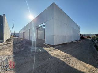 Strategisch gelegen nieuwbouw KMO-unit van 796 m² te huur in Deinze. De unit maakt deel uit van het KMO-park 'SCHIPDONK'. Deze locatie zorgt voor...