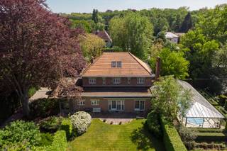 Deze prachtige en uiterst charmante villa is gelegen op een magnifiek groen perceel van 4.309m² aan de Bredabaan in Brasschaat. De locatie biedt...
