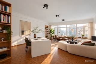 <p><span><strong>INDELING</strong></span>:<br /><br />Bij het betreden van dit karaktervolle appartement komt u binnen in een ruime inkomhal die meteen charme en warmte uitstraalt. De royale vestiaire zet meteen de toon.<br /><br />De prachtige leefruimte vormt het kloppende hart van het appartement. Authentieke elementen zoals de sfeervolle sierschouw en het blokparket werden zorgvuldig bewaard en zorgen, samen met de overvloed aan natuurlijk licht, voor een tijdloze en uitnodigende leefomgeving.<br /><br />Aansluitend bevindt zich de volledig uitgeruste keuken, ingericht met kwalitatieve toestellen en veel werkruimte, een ideale plek voor wie graag kookt en gasten ontvangt.<br /><br />Het appartement beschikt over drie volwaardige slaapkamers, waarvan twee zijn uitgerust met een eigen wasgelegenheid (lavabo of lavabo met douche), wat extra comfort en privacy biedt.<br /><br />De badkamer is praktisch en compleet ingericht met een dubbele lavabo, douchebad, toilet en aansluiting voor wasmachine.<br /><br />Als extra troeven zijn er een aangenaam terras om tot rust te komen en een apart gastentoilet.<br /><br /><span><strong>BIJZONDERHEDEN</strong></span>:<br /><br />- Maandelijkse kosten: €200/maand (incl. verwarming en privatief waterverbruik)<br />- Gelegen om de hoek van het Groen Kwartier, nabij winkels, horeca en openbaar vervoer<br />- 3 ruime slaapkamers<br />- Terras en kelderberging<br /><br />Een uniek appartement waar authentiek karakter en hedendaags comfort perfect hand in hand gaan.</p>
