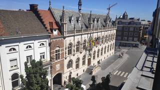 RESIDENTIE RYSSEL, vlakbij de Grote Markt met een prachtig zicht op het historische Stadhuis van Kortrijk. Het volledige project is voorzien van ruime zuidgeoriënteerde zonneterrassen. Dit prachtig black &amp; white appartementsgebouw, is functioneel ontworpen met duurzame en esthetisch verantwoorde materialen. Het project omvat 12 appartementen met een oppervlakte van ± 100 m² en 2 penthouses van 180 m² . Ondergronds 25 standplaatsen (waarvan 3 dubbele), 1 garagebox en 14 kelders. Appartement 4.1 - 227,90m² KIJKDAG ZATERDAG 29 SEPT. VAN 10 U TOT 12 U – 14U TOT 16U en ZONDAG 30 SEPT. VAN 11 U TOT 13 U