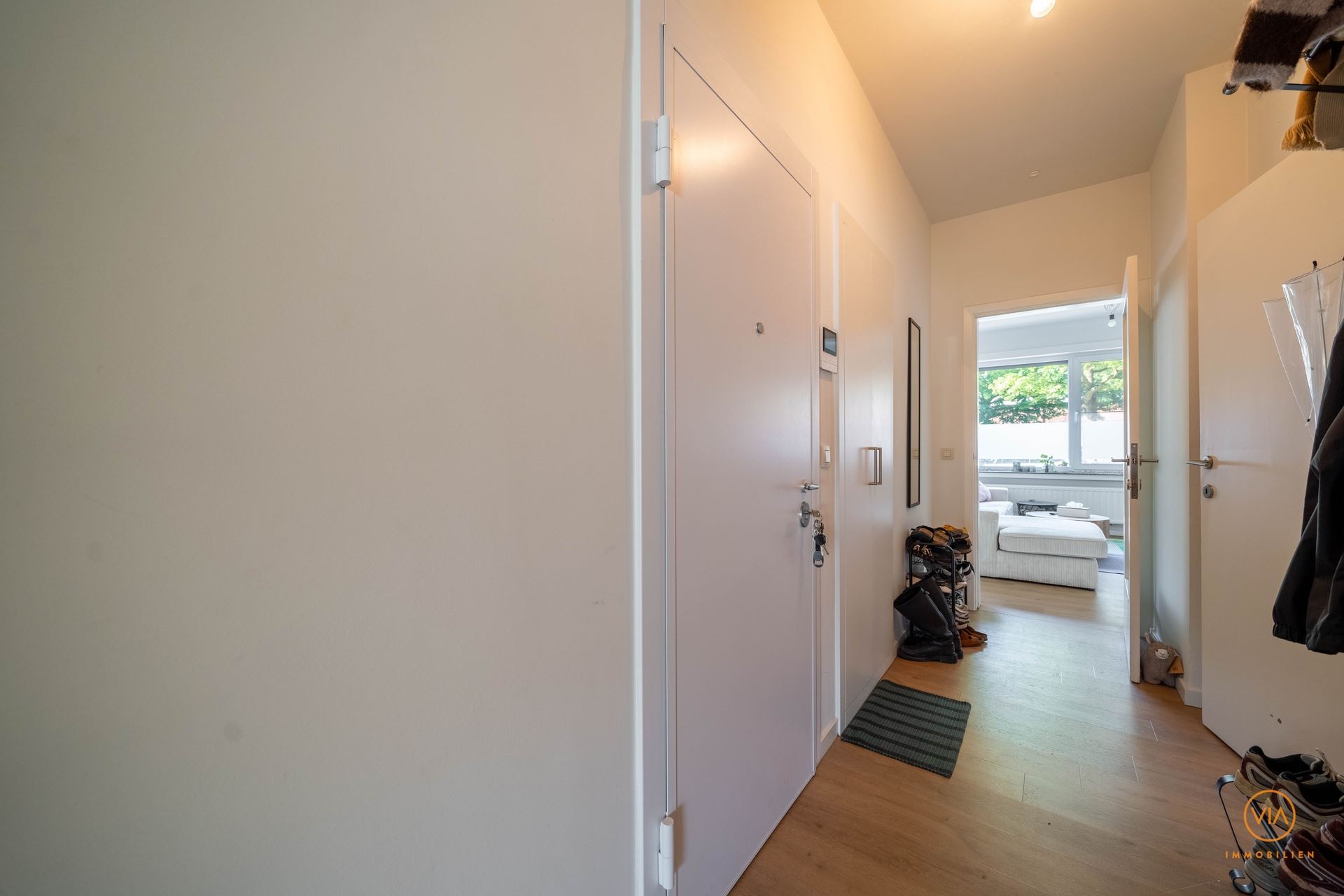 Gelijkvloers appt. met 3 kamers, terras, tuin en 2 garages - foto 5