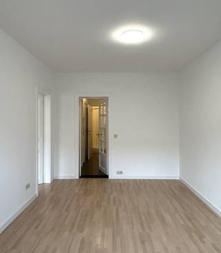 Dit charmante gelijkvloers, gerenoveerd appartement in de rustige Paul Lebrunstraat in Leuven biedt een unieke combinatie van comfort, privacy en een bijzonder gunstige ligging. Op een steenworp van winkels, supermarkten, openbaar vervoer en groene wandelroutes geniet je hier van alle voorzieningen binnen handbereik, terwijl het stadscentrum en de Leuvense ring vlot bereikbaar zijn.<br />Het appartement bestaat uit een inkomhal, een keuken, een badkamer met douche, wastafel en toilet, een gezellige woon- en eetkamer met toegang tot het privatieve terras, en een comfortabele slaapkamer. Daarnaast is er een praktische kelderberging met aansluiting voor een wasmachine. Het pand beschikt over een conforme elektrische keuring en er is geen renovatieplicht, wat dit appartement bijzonder interessant maakt voor zowel starters als investeerders die op zoek zijn naar een instapklare en zorgeloze woonoplossing.