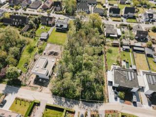 Voor verdere info of een vrijblijvende waardebepaling van uw eigendom: info@homixx.be of 016 84 96 84.<br /><br />Bent u op zoek naar het ideale perceel om uw droomwoning te realiseren? Homixx Vastgoed stelt u graag deze prachtig gelegen bouwgrond voor in een rustige, doodlopende zijstraat nabij het centrum van Grasheide/Putte. Dit perceel combineert een serene woonomgeving met een uitstekende bereikbaarheid van lokale voorzieningen.<br /><br />Met een grondoppervlakte van ongeveer 9 are biedt dit perceel tal van mogelijkheden voor een residentieel bouwproject. <br />De maximale bouwbreedte bedraagt 13,50 meter, wat u de nodige architecturale vrijheid geeft om een ruime en lichtrijke woning te ontwerpen.<br /><br />Bovendien geniet u hier van volledige gemoedsrust: het perceel is niet overstromingsgevoelig (P-score A) en ligt in een uiterst autoluwe omgeving. <br />Dit is een unieke kans voor wie houdt van groen en rust, zonder in te boeten op een centrale ligging.<br /><br />Heeft u interesse in dit groene bouwperceel op een toplocatie? <br />Neem contact op met Joeri via 016 199 346 of joeri.vandeven@homixx.be voor meer informatie.