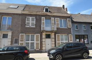 LOKEREN centrum: nabij fietspad langs Durme en fietssnelweg: nog verder af te werken, bijzonder ruime woning met karaktergevel en tuin met atelier/garage - Indeling: gelijkvloers: inkom, wasplaats, kelder, salon, leefruimte met open keuken en uitzicht naar binnentuin - 1° verdieping: 3 slaapkamers en badkamer - 2° verdieping: grote slaapkamer en CV-installatie - grondoppervlakte 365 m2 + deel rijweg achteraan die toegang geeft naar atelier/garage op het eigen perceel - EPC F deels omdat niet alle daken voldoende geïsoleerd zijn en sommige ruimtes nog voorzien zijn van een kachel (wel CV aardgas ook) en deels omdat niet alles terug te vinden is qua vloer- en muurisolatie van de laatste verbouwing