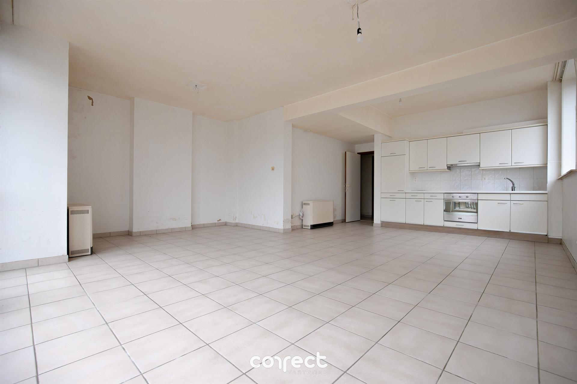 Op te frissen gelijkvloers appartement met 2 slaapkamers. - foto 2