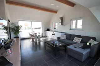 Dit dakappartement als loft ingericht bevindt zich in het centrum van Lochristi, op wandelafstand van winkels, scholen en bushalte.<br />Het appartement omvat living met open ingerichte keuken en toegang tot het ruime mooie dakterras van 34m², badkamer met inloopdouche en toilet, aparte berging, grote ruime slaapkamer. Er is GEEN lift aanwezig.<br />Beschikbaar vanaf 1/08/2026<br />Huurprijs: 895,00€/mnd + 50,00€ alg kosten/mnd = 945,00€/mnd. Inclusief brandverzekering huurder.<br />Interesse in dit appartement? Mail ons met uw naam EN telefoonnummer: info@loimmo.be<br />Wij contacteren u, geen telefonische afspraken!
