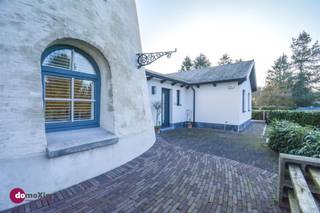 <p><span>Wonen in een stukje geschiedenis de Oude Korenmolen van Veltem</span></p><p><span>Op zoek naar een woning die écht anders is? Deze voormalige molen uit 1866 werd in 2015 volledig gerenoveerd door architect Stefan Soenens. Het resultaat: een unieke villa waar karakter en hedendaags wooncomfort perfect samenkomen.</span></p><p><span>Binnen valt meteen de hoogwaardige afwerking op. Epoxyvloeren, maatwerk in Corian en een indrukwekkende zwevende trap geven de woning een strakke, moderne toets, terwijl authentieke molenelementen subtiel verwijzen naar het verleden. Dankzij doordachte domotica en grote lichtstraten baden de ruimtes in natuurlijk licht.</span></p><p><span>De ruime leefkeuken met eethoek kijkt uit op het terras en de uitgestrekte tuin van maar liefst 47 are een plek waar rust en privacy centraal staan. Verder geniet je van een gezellige zithoek, een master bedroom met luxebadkamer en een polyvalente ruimte beneden met grote raampartijen en eigen badkamer. Ideaal als extra slaapkamers, hobbyruimte of werkplek.</span></p><p><span>En werken met uitzicht? Dat kan hier ook. Het bureau biedt een prachtig panoramisch zicht over Veltem-Beisem inspiratie gegarandeerd.</span></p><p><span>Deze oude korenmolen is geen gewone woning, maar een plek met een verhaal. Een unieke kans om te wonen in luxe, omringd door groen en karakter.</span></p><p><span> </span></p><p><span>Ben jij klaar om de stap te zetten naar jouw ultieme thuis? Maak vandaag nog een afspraak en ontdek zelf waarom dit de perfecte woning voor jou is!</span></p><p><span> </span></p><p><span>015 20 36 00 - info@domoxim.be </span></p><p><span> </span></p><p><span>domoXim. Waar dromen, thuis komen!</span></p><p><span> </span></p><p><span>Ook de waarde van je eigen woning kennen? Wij geven je graag advies.</span></p>