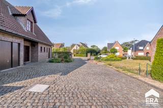 <p>Wie op zoek is naar een combinatie van ruimte, standing en wooncomfort, voelt zich in deze indrukwekkende villa meteen thuis. Gelegen op een prachtig perceel van 1.270 m² geniet deze eigendom van een uitzonderlijk gevoel van rust, privacy en openheid.</p><p>Met een royale bewoonbare oppervlakte van 261 m² biedt deze villa een overvloed aan leefruimte voor het volledige gezin. De royale inkomhal met prachtige eiken trap vormt een elegante binnenkomer en straalt meteen klasse en authenticiteit uit. De woning beschikt over vier bijzonder ruime slaapkamers, waardoor comfort en privacy voor elk gezinslid gegarandeerd zijn. Dankzij de doordachte indeling, de grote raampartijen en de mooie volumes baadt de woning in natuurlijk licht en heerst overal een aangenaam gevoel van ruimte.</p><p>Ook praktisch comfort is ruimschoots aanwezig dankzij de dubbele garage en de ruime parkeergelegenheid op eigen terrein. Rondom de woning strekt zich een fraai aangelegd perceel uit waar u in alle rust kunt genieten van het groen en de serene omgeving.</p><p>Doorheen de jaren werden bovendien reeds belangrijke vernieuwingen uitgevoerd met oog voor duurzaam wooncomfort. Zo werden de ramen grotendeels vernieuwd en uitgerust met hoogrendementsbeglazing, gecombineerd met spouwmuurisolatie van 6,5 cm. Samen met de centrale verwarming op gas draagt dit bij aan een aangename en energiezuinigere woonomgeving, terwijl het authentieke karakter van de villa zorgvuldig bewaard bleef.</p><p>Deze karaktervolle villa biedt een unieke opportuniteit voor wie royaal wil wonen in een stijlvolle woning met uitstraling, ruimte en een sterke technische basis.</p>