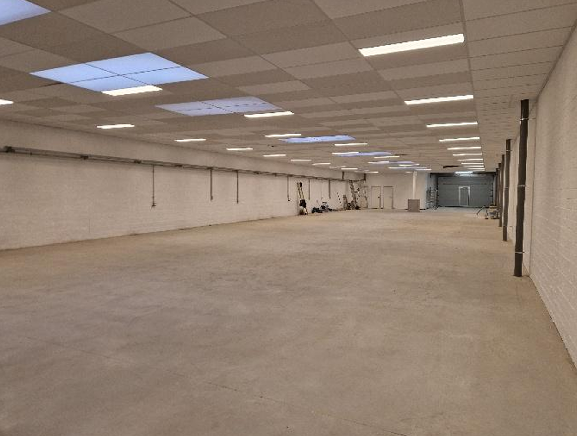 Gerenoveerd bedrijfsgebouw te huur. - foto 4