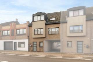 <p>Deze verzorgde gesloten bebouwing is residentieel gelegen nabij het centrum van Sint-Niklaas, openbaar vervoer, invalswegen en scholen. De woning combineert een praktische indeling met veel leefcomfort en beschikt over een zonnige zuidgerichte (apart afgesloten met aparte toegang) tuin van 45 m², een terras (op de eerste verdieping) en een garage met daarvoor staanplaats voor evt een tweede wagen.<br />De polyvalente ruimte op het gelijkvloers met aparte ingang biedt extra mogelijkheden als vierde slaapkamer (vb. praktijkruimte..)<br />Dankzij het EPC-label B geniet u bovendien van een energiezuinige woning. Een ideale woning voor gezinnen of wie wonen en werken wil combineren.</p>
<p> </p>
<p>Belangrijkste ruimtes:<br />• Ruime woonkamer met aangename lichtinval<br />• Functionele open keuken met kwaliteitsvolle geïnstalleerde indeling (vaatwasser, spoelbak, over, koelkast..)<br />• Polyvalente ruimte met aparte ingang, ideaal als slaapkamer, bureau of praktijkruimte<br />• 3 - 4 slaapkamers met diverse indelingsmogelijkheden<br />• Badkamer met douche, ligbad en dubbele wastafel<br />• Berging met aansluiting voor wasmachine en droogkast<br />* 3 toiletten (op elke verdieping)<br />• Zuidgerichte tuin (45 m²) met terras<br />• Garage met praktische toegang en staanplaats</p>
<p>Troeven:<br />• Polyvalente ruimte met aparte ingang, perfect voor praktijk of extra slaapkamer<br />* Zonnepanelen met thuisbatterij<br />* Airconditioning in de woonkamer en in 2 slaapkamers</p>
<p>Neem vandaag nog contact op met je ERA-makelaar voor een bezoek JOUW DROOMHUIS. ZO GEVONDEN!</p>